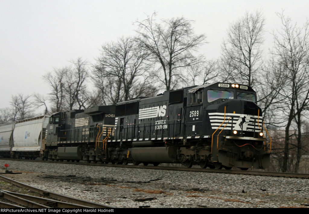 NS 2589 & 9061 lead train 158 northbound